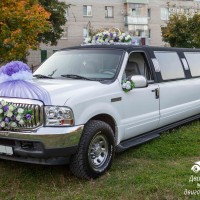 просторный лимузин на свадебную прогулку